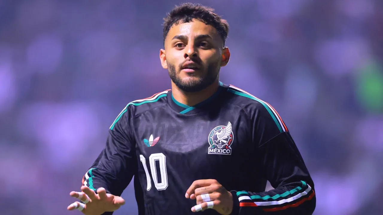 Alexis Vega lanza mensaje a Chino Huerta sobre su puesto en Selección Mexicana.