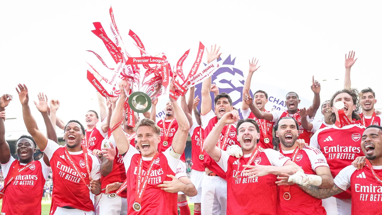 Arsenal va por una histórica temporada.