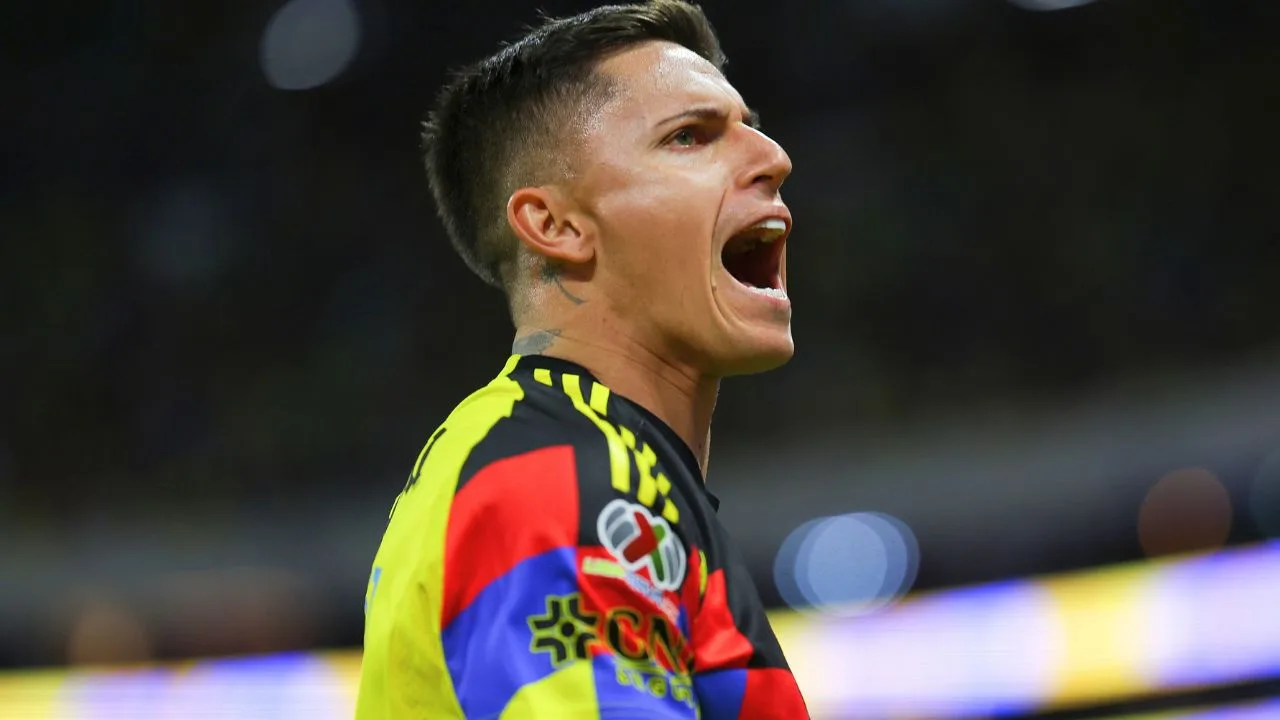 América vs Pumas: Brian Rodríguez no aguanta la burla y se engancha con famoso actor de Televisa.