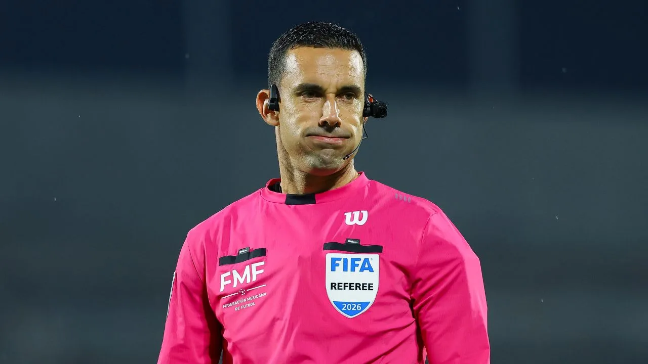 César Arturo Ramos, árbitro del partido de Chivas vs Cruz Azul. 