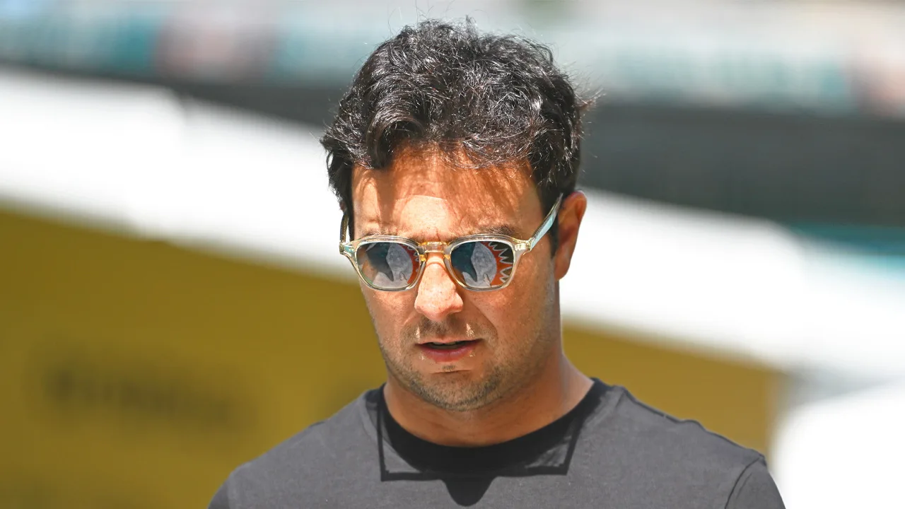 Checo Pérez y un día conflictivo en la Fórmula 1.