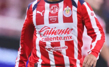 Chivas y su nueva playera conmemorativa.