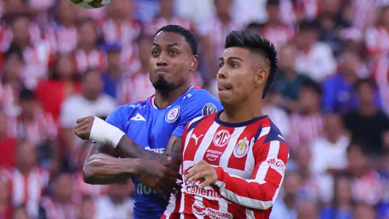 Willer Ditta y Efraín Álvarez disputan un balón en el duelo de Chivas vs Cruz Azul. 