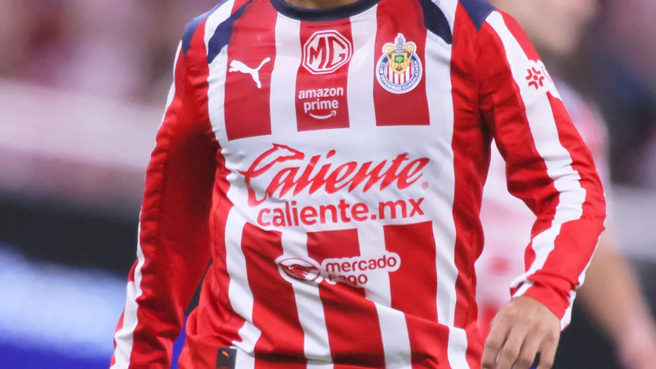 Chivas y su nueva playera conmemorativa.