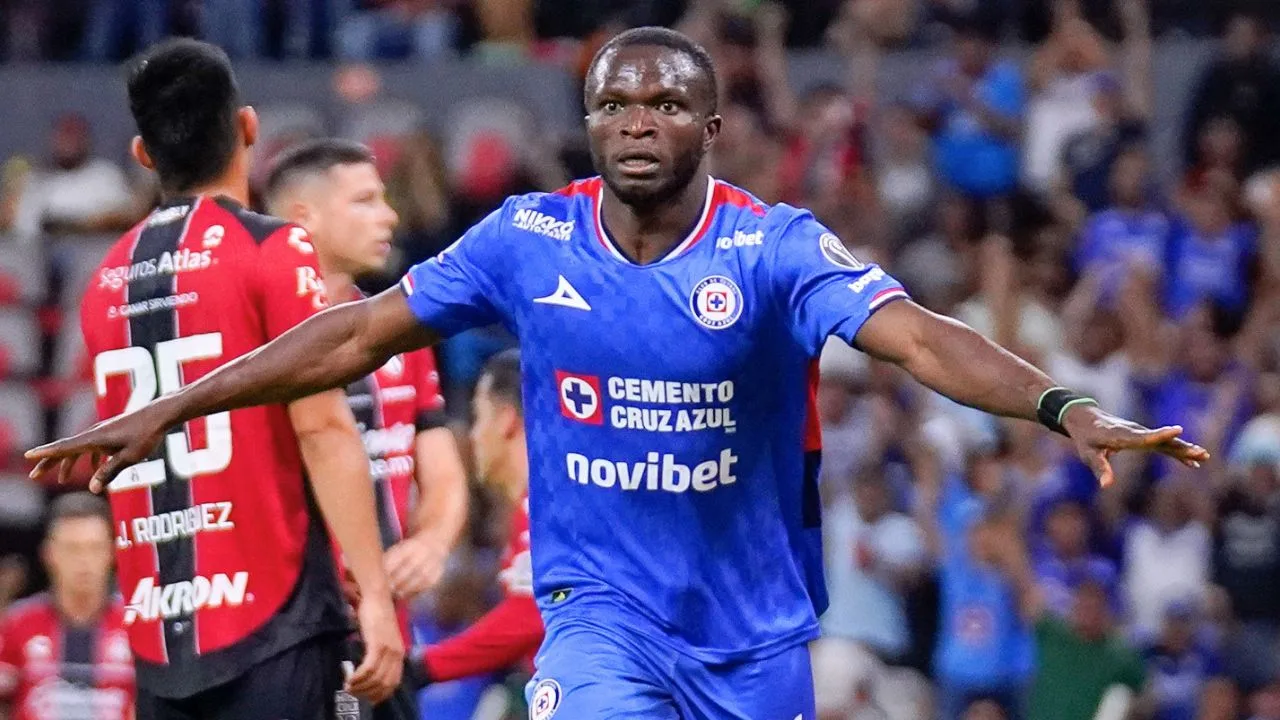 El emotivo festejo del nigeriano Ebere tras anotar en el Cruz Azul vs Atlas: a quién se lo dedicó.
