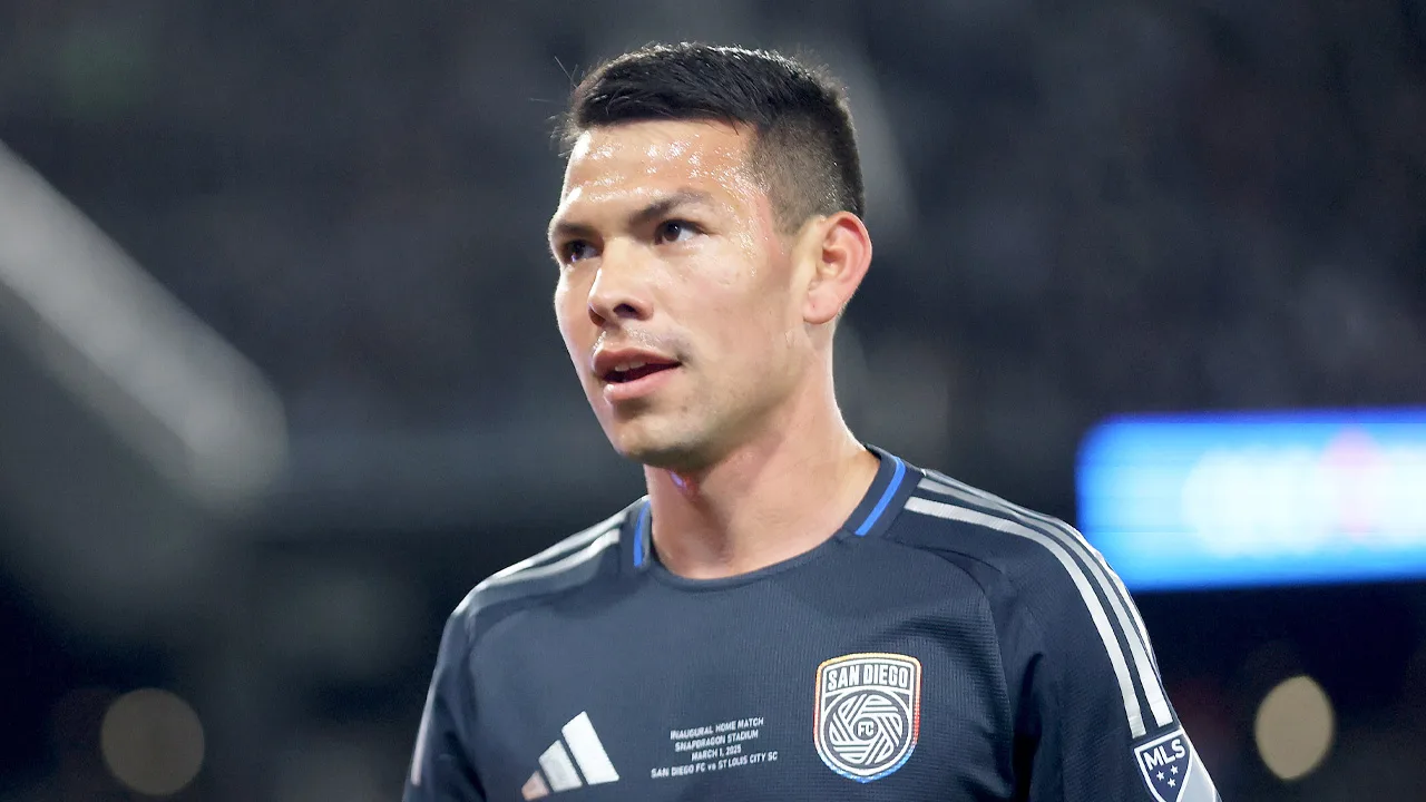 Chucky Lozano recibe millonario aumento salarial, a pesar de estar borrado en el San Diego Chucky Lozano y su contrato millonario en San Diego.