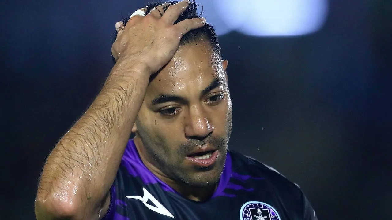 Así quedó Marco Fabián luego de recibir fuerte patada durante partido y 4 puntadas Marco Fabián, jugador mexicano.