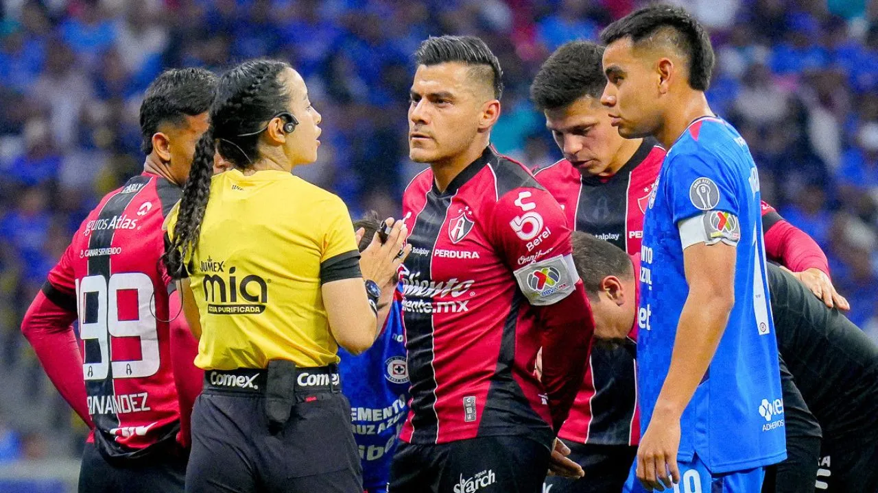Polémica en el gol de Cruz Azul: ¿había penal para Atlas en la jugada previa?