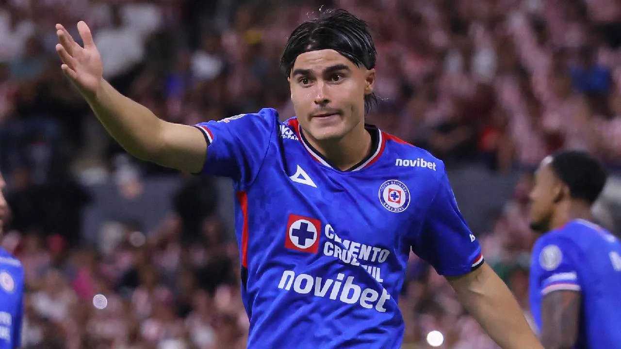 Cruz Azul y Pumas se miden esta noche en el partido de ida.