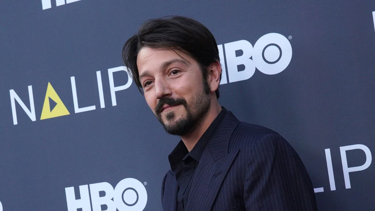 Diego Luna responde sobre si Efraín Juárez debe permanecer al frente de Pumas Diego Luna, actor mexicano que estrenará México 86, e hincha de los Pumas.
