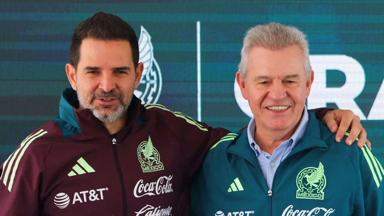 Duilio Davino y Javier Aguirre, figuras de la dirigencia de la Selección Mexicana.