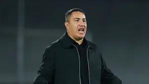 Efraín Juárez evita otro drama arbitral con Pumas en la cancha pero en la rueda de prensa jugó con fuego