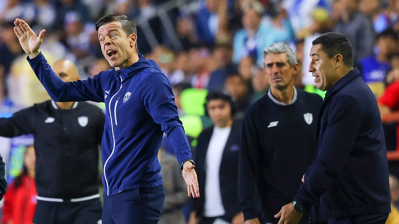 Pachuca vs Pumas: Efraín Juárez pierde la cabeza con Esteban Solari y casi desata la bronca.