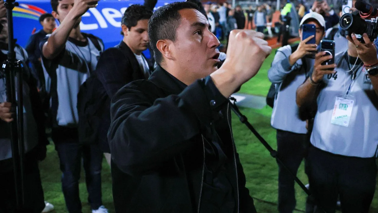 Pumas vs Pachuca: Efraín Juárez rompe el protocolo y festeja en la tribuna con su hijo.