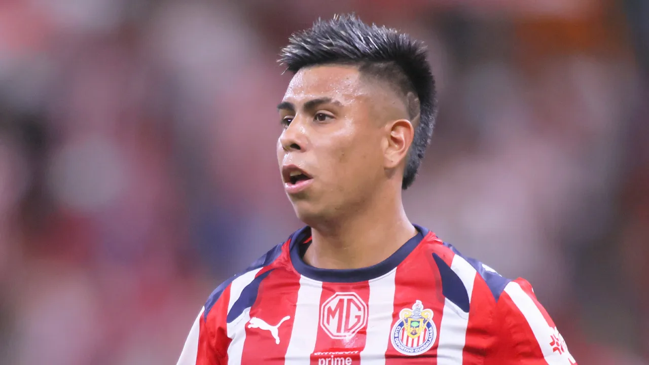 Efraín Álvarez, figura de Chivas, causó baja.