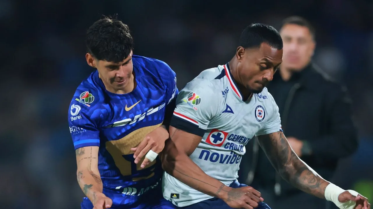 Robert Morales y Willer Ditta pelean un balón, en un duelo entre Pumas y Cruz Azul del mes de marzo en el Clausura 2026. 