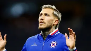 Chivas vs Cruz Azul: La dura entrada de Gonzalo Piovi sobre Ángel Sepúlveda que pudo terminar en expulsión