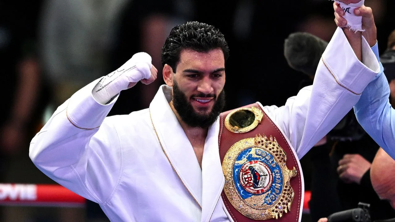 Hmazah Sheeraz, actual campeón supermediano de la OMB. 