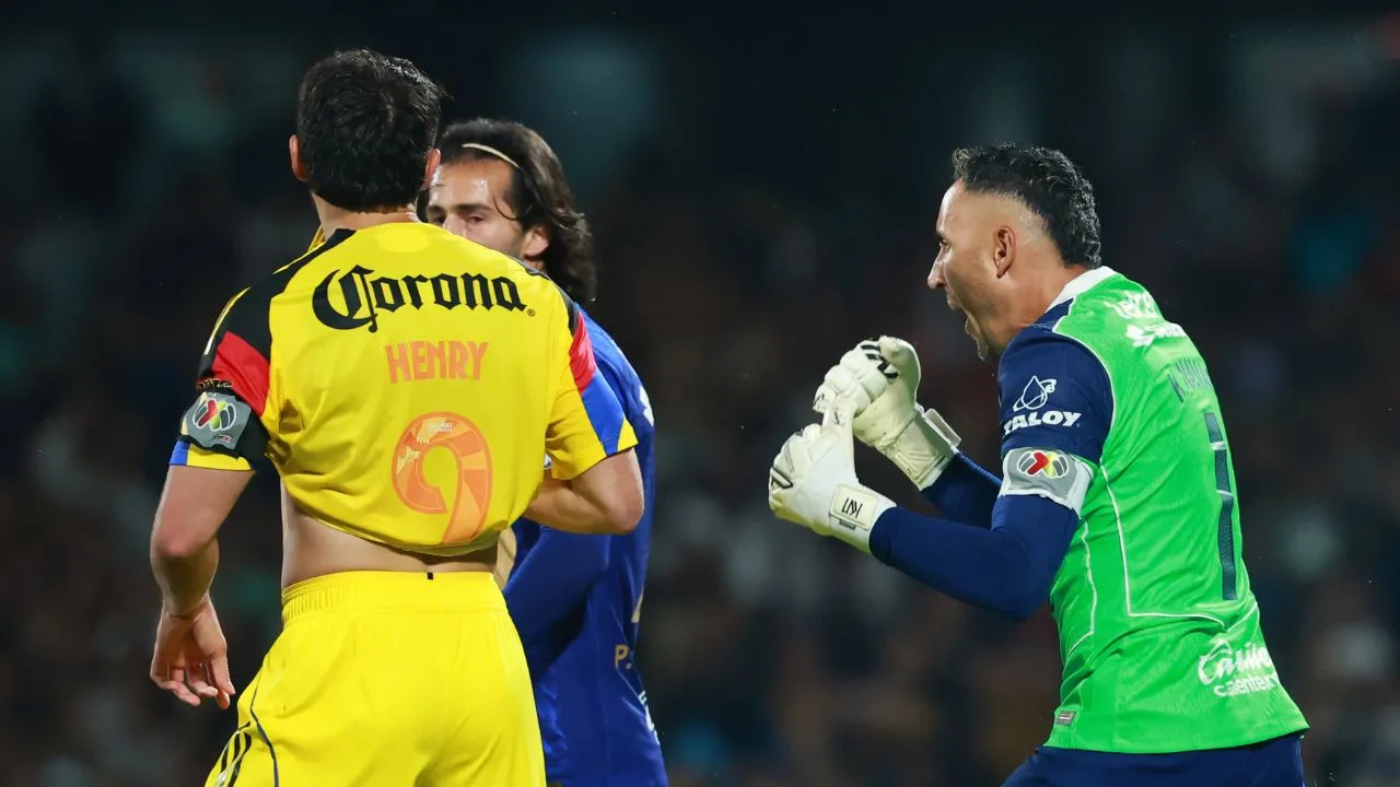 Keylor Navas celebra tras parar el tiro penal de Henry Martín.