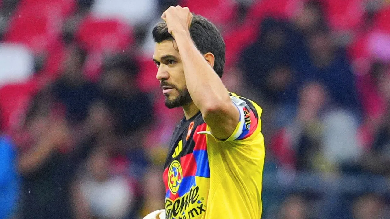 Henry Martín enciende las alarmas del América vs Pumas tras ser visto en inesperado lugar.