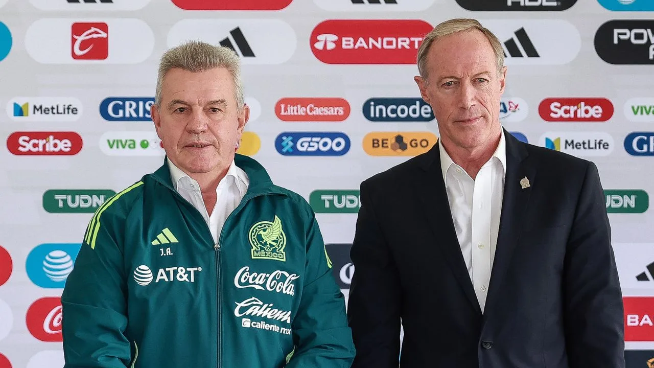 Javier Aguirre, DT de la Selección Mexicana e Ivar Sisniega, presidente ejecutivo de la FMF.