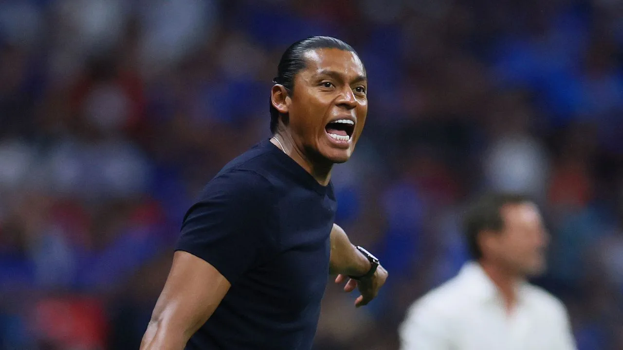 Joel Huiqui, entrenador actual del Cruz Azul. 
