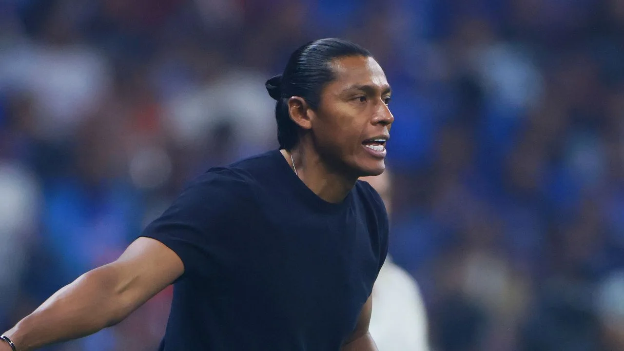 Joel Huiqui, entrenador de Cruz Azul. 