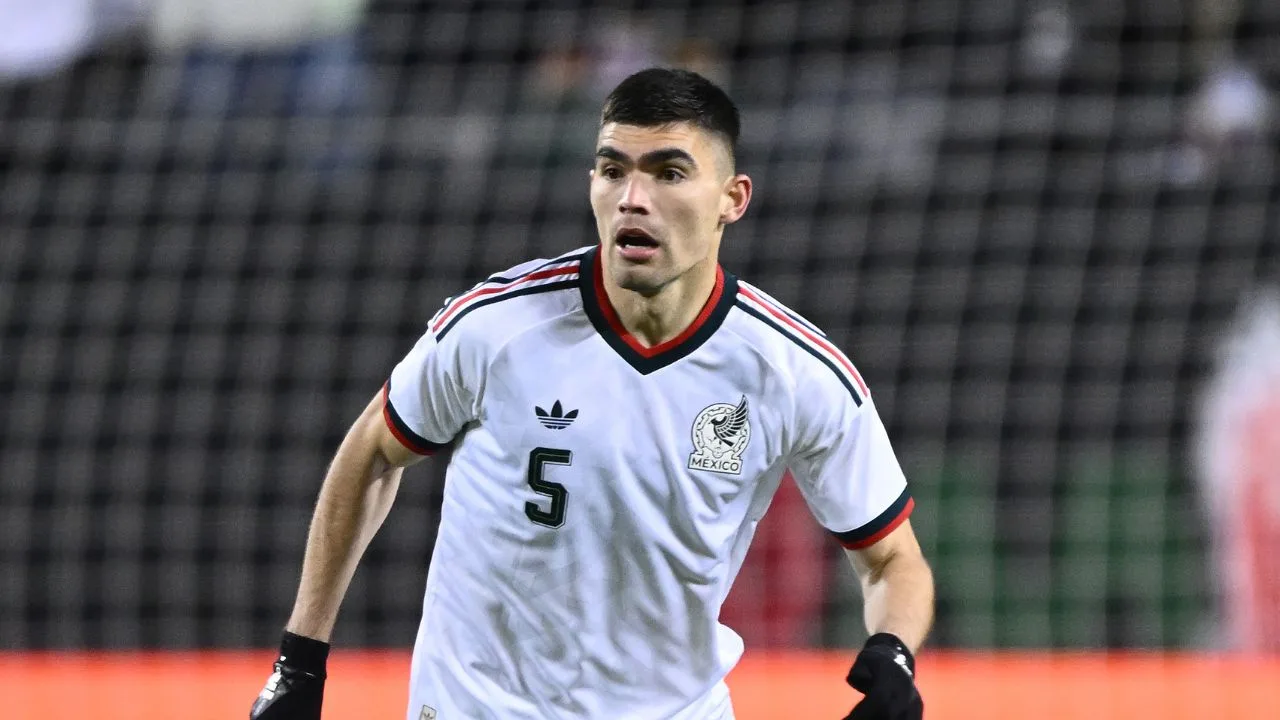 Johan Vazquez, jugador de Selección Mexicana y del Genoa. 