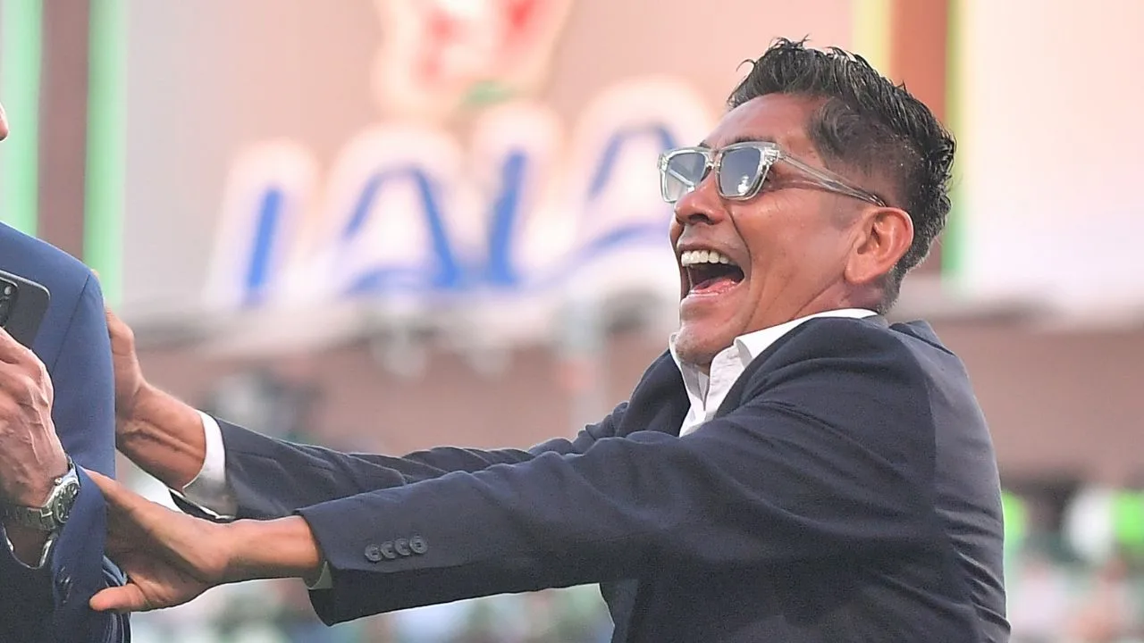 Jorge Campos se burla de David Medrano y Carlos Guerrero tras jugarles una broma Jorge Campos, analista deportivo para TV Azteca.