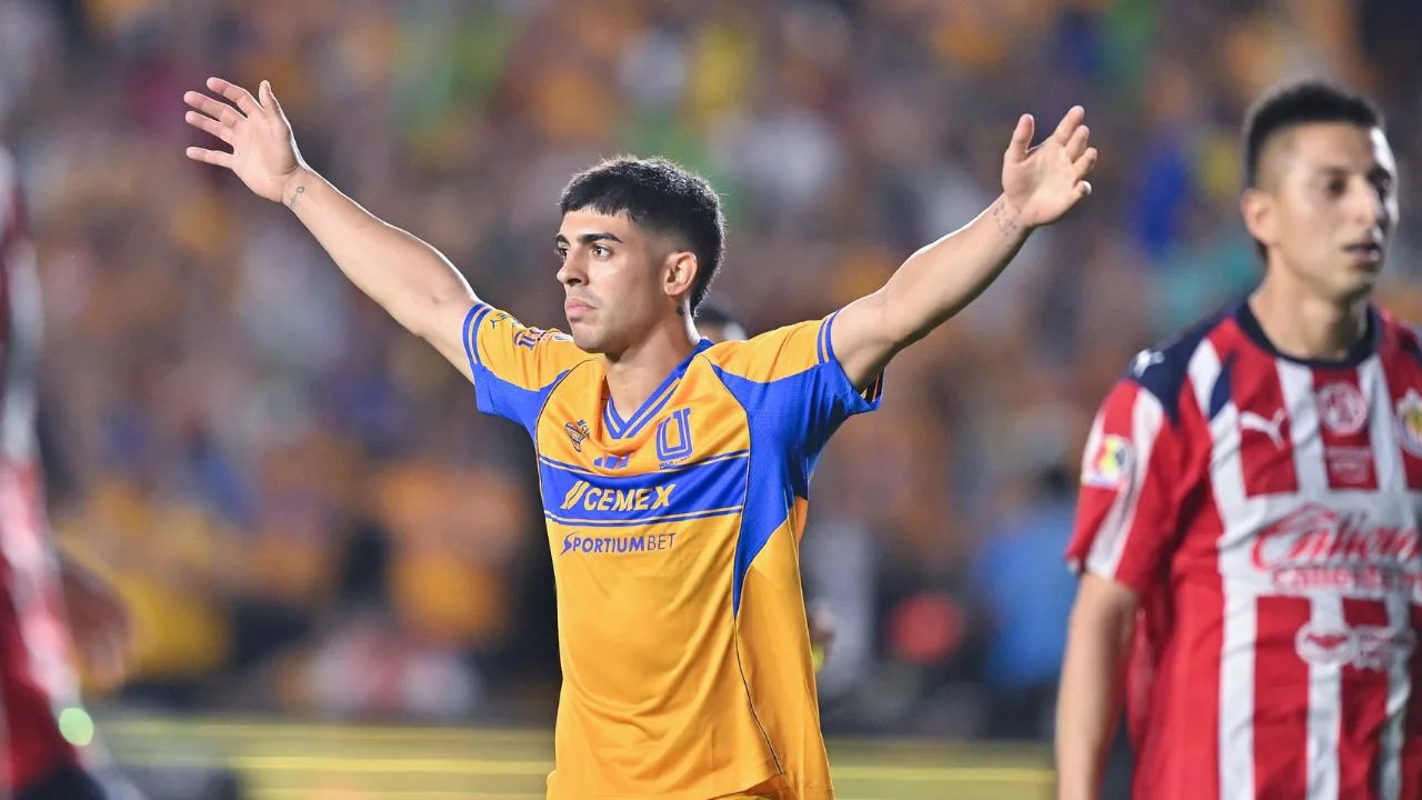 Juan Breunetta celebra tras anotarle a Chivas mientras el Piojo Alvarado, aparece borroso al frente de la imagen. 