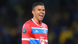 Cruz Azul festeja a Kevin Mier y la afición lo revienta por sus errores: “Regálenle unas manos”