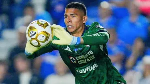 Cruz Azul vs Pumas: Kevin Mier salva a la Máquina con brutal atajada con la cara y encuentra redención