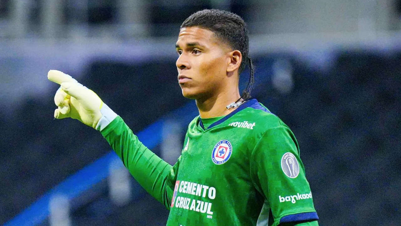 Chivas vs Cruz Azul: Revientan a Kevin Mier por gol de Omar Govea, ¿se equivocó?