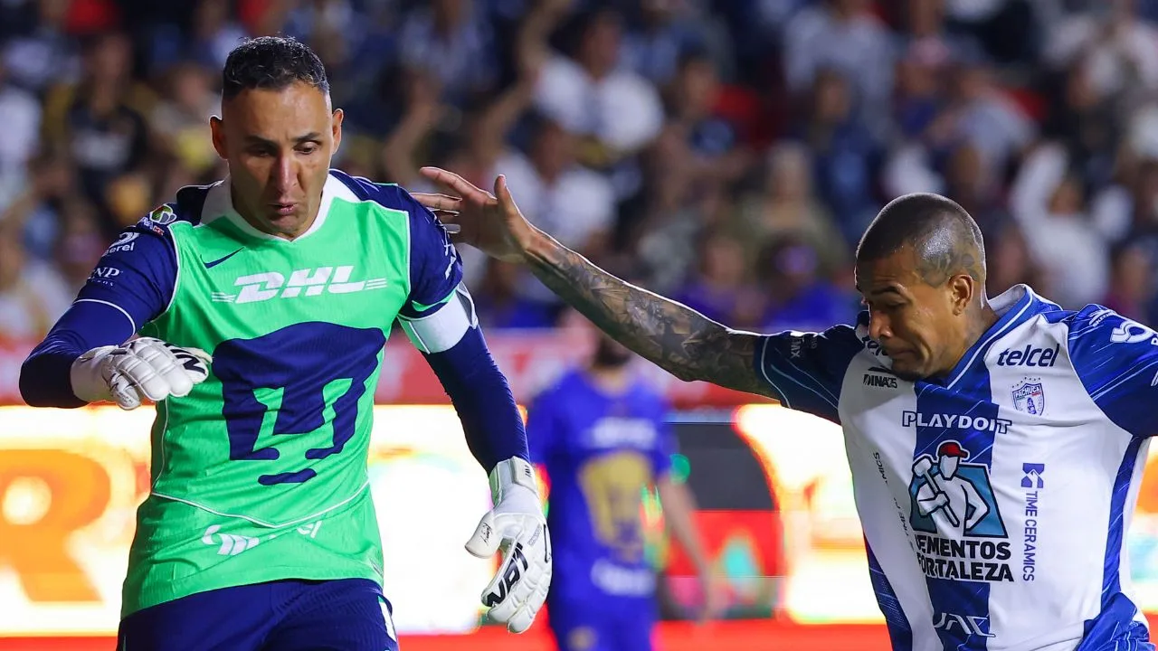 Keylor Navas y Robert Kenedy, en el momento de la polémica jugada. 