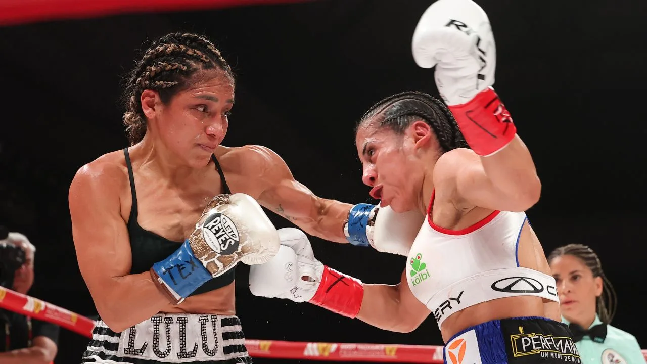 Lourdes Juárez (izq.) venció a Yokasta Valle en un electrizante combate. 