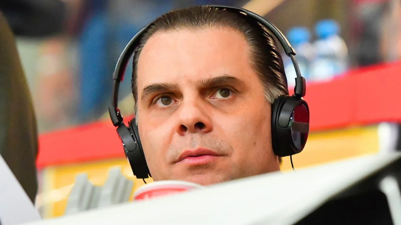 Christian Martinoli sufre cómica caída en evento y le echa la culpa a Televisa.