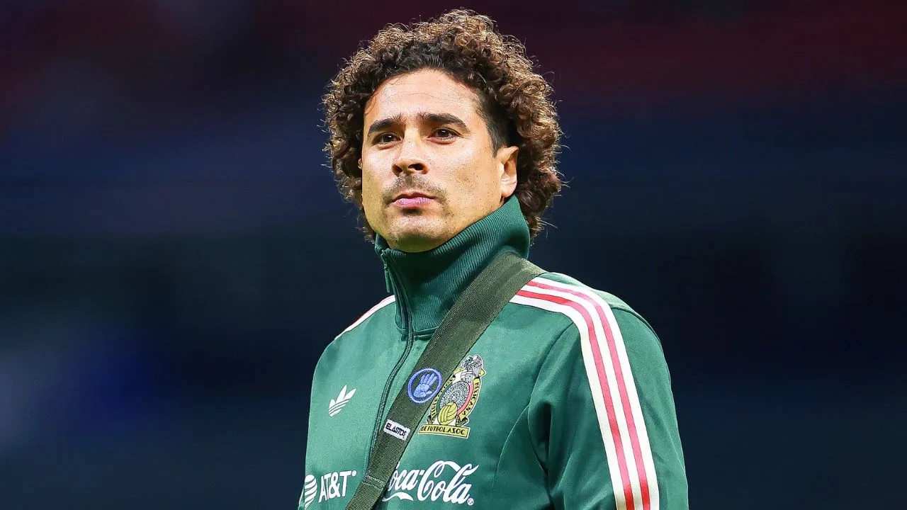Memo Ochoa ya está en México y manda recadito a los porteros del Tri.