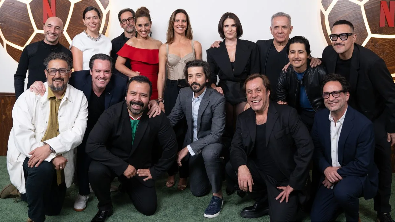 El elenco de la película México 86 posa para en le estreno de la cinta. 