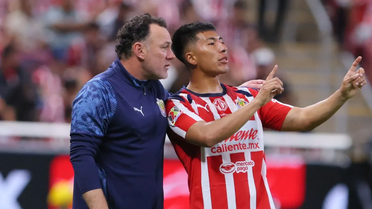 Gabriel Milito y Dani Aguirre, de Chivas. 