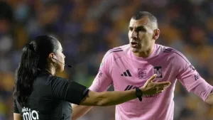 Tigres vs Chivas: Nahuel Guzmán estalla contra el arbitraje tras el gol por presunta falta a Rómulo