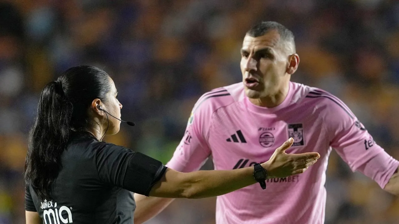 Nahuel Guzmán reclamando a la juez de línea tras la acción. 