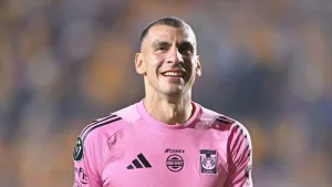 Nahuel Guzmán de Tigres se mete con afición de Chivas al estilo de Cristiano Ronaldo