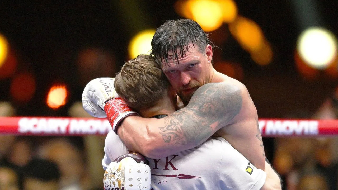 Oleksandr Usyk, celebrando tras vencer a Rico Verhoeven. 