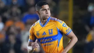 De héroe a villano: Francisco Reyes salva a Tigres, se lleva golpazo y luego se va expulsado por brutal entrada
