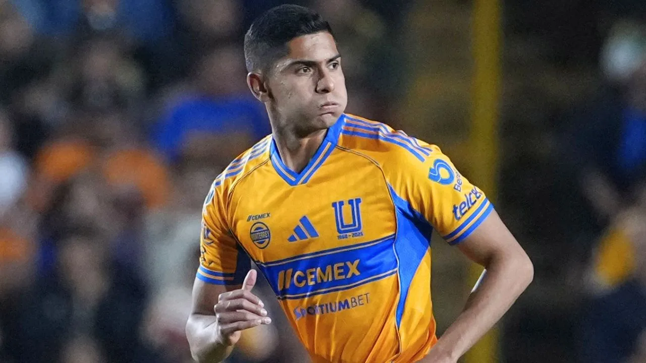 Chivas vs Tigres: El brutal golpe que se llevó Paco Reyes tras disparo de Richard Ledezma.