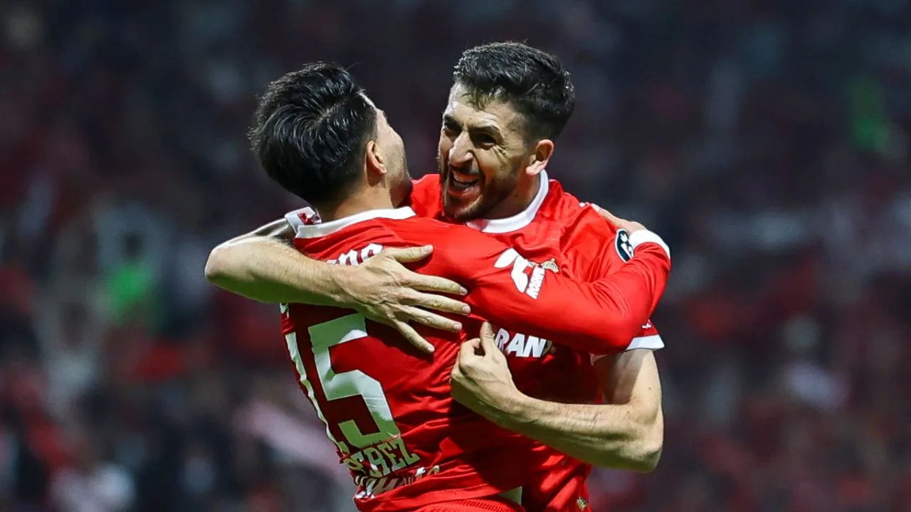 Paulinho, delantero del Toluca celebrando su gol ante el LAFC.