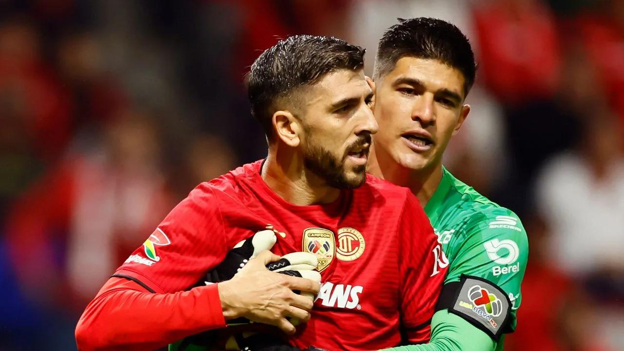Paulinho, siendo sujetado por Carlos Moreno, el portero del Pachuca.
