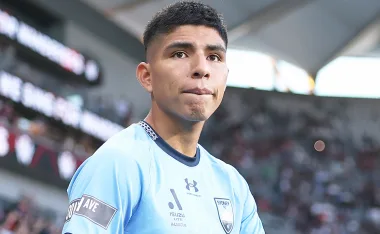 Piero Quispe termina su préstamo en Australia y vuelve a Pumas.