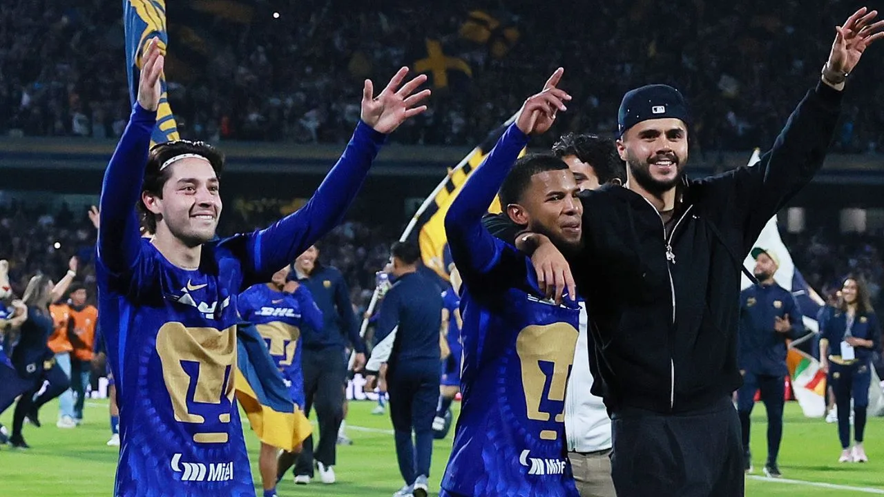 Jordan Carrillo, Pedro Vite y Alan Medina celebran el pase de Pumas a la final del Clausura 2026. 