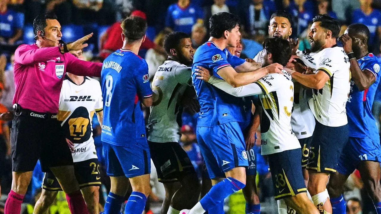 Cruz Azul vs Pumas: La jugada entre José Paradela y Nathan Silva que casi desata la bronca.